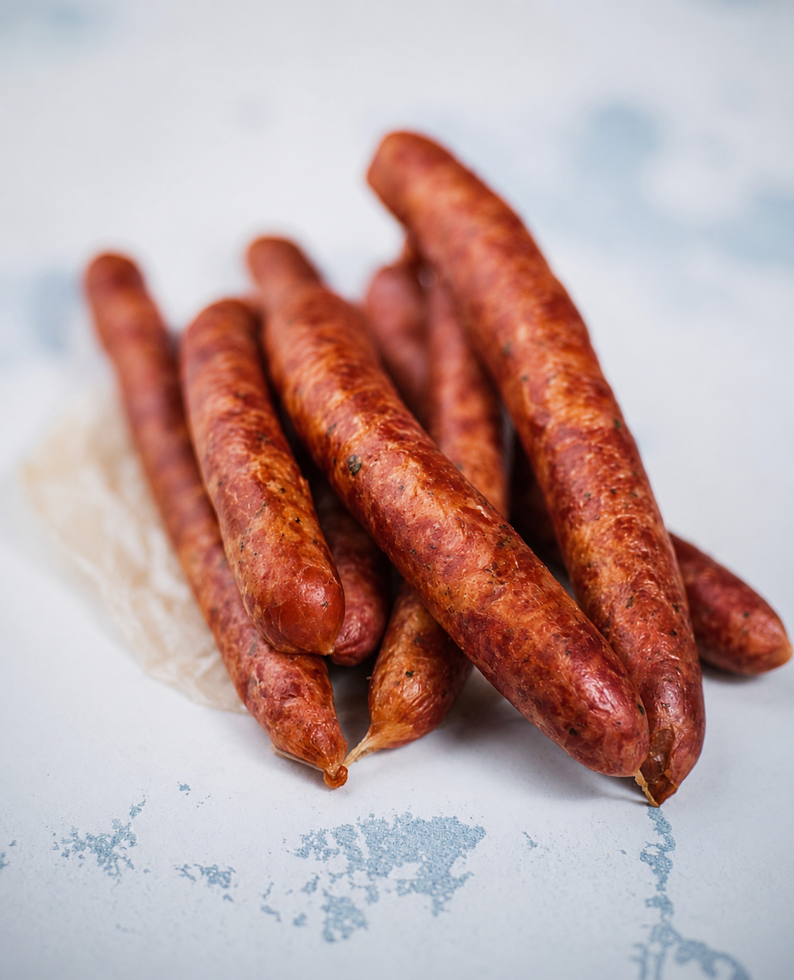 Мясные деликатесы на витрине